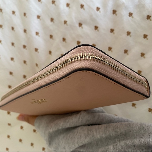 Kate Spade Baby Pink Large Long Slim-fit Wallet with Handle - Picture 4 of 4